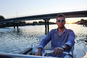 portrait, de, heureux, jeune homme, sur, bateau photo