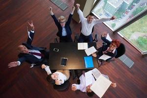 vue de dessus d'un groupe de gens d'affaires jetant des documents dans l'air photo