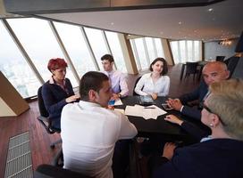 groupe de gens d'affaires en réunion au bureau moderne et lumineux photo