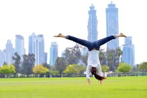 jeune femme sautant dans le parc photo