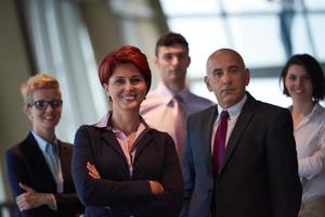 groupe de gens d'affaires divers avec une femme aux cheveux roux devant photo