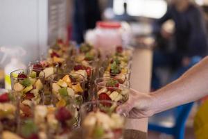 développeur de logiciels mangeant une salade de fruits photo