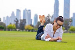 belle jeune femme avec tablette dans le parc photo