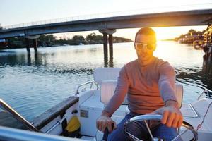 portrait, de, heureux, jeune homme, sur, bateau photo