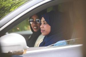 couple de femme arabe voyageant en voiture photo