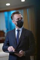 homme d'affaires portant un masque de protection au bureau photo