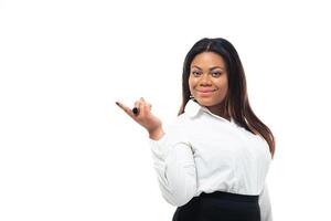 Afro-américaine femme d'affaires pointant le doigt loin photo