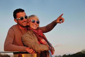 couple amoureux passe un moment romantique sur un bateau photo