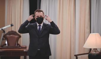 homme d'affaires portant un masque de protection au bureau photo