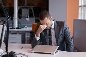 jeune homme d'affaires frustré photo