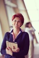 femme d'affaires au bureau avec tablette devant en tant que chef d'équipe photo