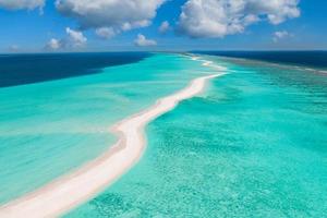 banc de sable de plage aérienne relaxant, bannière de modèle de vacances de vacances d'été. les vagues surfent avec un incroyable lagon bleu de l'océan, le bord de la mer, le littoral. vue parfaite du ciel du drone aérien. plage lumineuse paisible, bord de mer photo