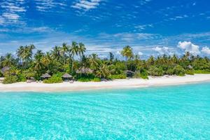 île paradisiaque des maldives. paysage aérien tropical, côte côtière de paysage marin, villas de bungalows sur pilotis avec une plage de lagon de mer incroyable. destination touristique exotique, fond de vacances d'été. voyages aériens photo