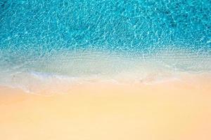 beau paysage de plage aérienne, bannière de modèle de vacances de vacances d'été. les vagues surfent avec un incroyable lagon bleu de l'océan, le bord de la mer, le littoral. incroyable vue de dessus de drone aérien. détente plage lumineuse bord de mer photo