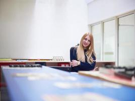 femme d'affaires travaillant sur ordinateur au bureau photo