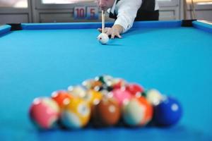 jeune homme joue au jeu de billard pro photo