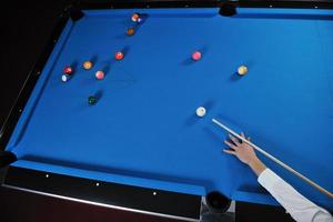 jeune homme joue au jeu de billard pro photo