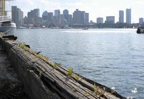 horizon de boston vu d'une jetée photo