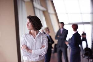 groupe de gens d'affaires, femme devant en tant que chef d'équipe photo