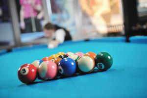 jeune homme joue au jeu de billard pro photo