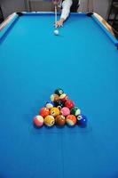 jeune homme joue au jeu de billard pro photo