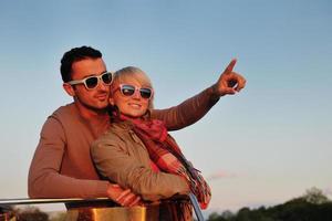 couple amoureux passe un moment romantique sur un bateau photo