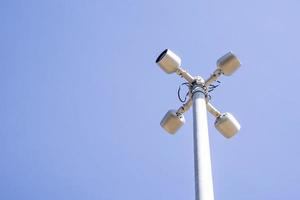 une caméra de surveillance sur poteau dans un lieu public. caméra de vidéosurveillance photo