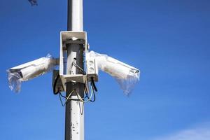 installation de caméras de vidéosurveillance sur poteau dans un lieu public photo