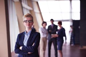 groupe de gens d'affaires, femme devant en tant que chef d'équipe photo