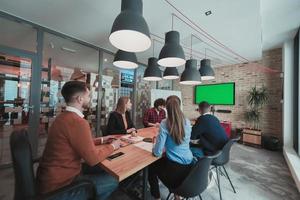 équipe performante. groupe de jeunes hommes d'affaires multiethniques travaillant et communiquant ensemble dans un bureau créatif. mise au point sélective photo