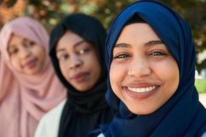 portrait de groupe de femme d'affaires portant des vêtements islamiques traditionnels photo