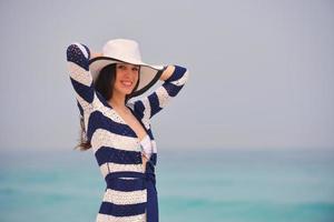 heureuse belle femme profitant des vacances d'été photo