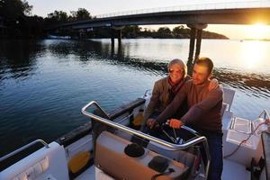 couple amoureux passe un moment romantique sur un bateau photo