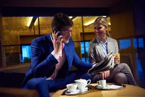 un couple d'affaires prend un verre après le travail photo