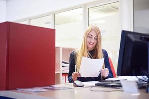 femme d'affaires travaillant sur ordinateur au bureau photo