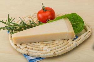 fromage parmesan sur planche de bois et fond en bois photo