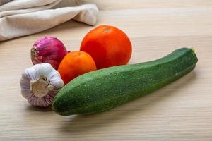 courgettes sur fond de bois photo