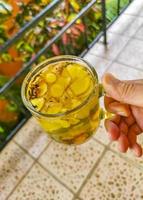 un verre ou une tasse avec du thé au gingembre chaud. photo