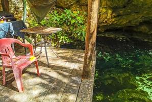 eau bleu turquoise grotte calcaire gouffre cenote tajma ha mexico. photo