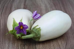 aubergines blanches sur fond de bois photo