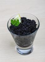 caviar noir sur fond de bois photo