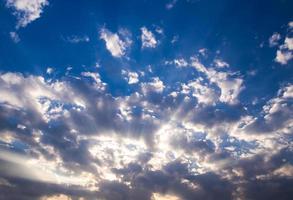 nuages duveteux dans le ciel bleu avec la lumière du matin du lever du soleil photo