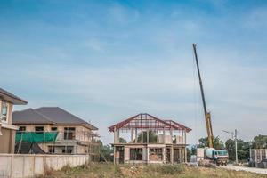 construction de maisons sur chantier avec camion-grue photo