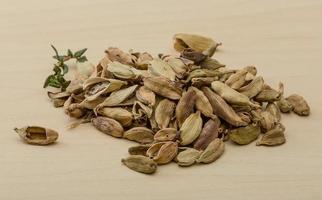 cardamome sur fond de bois photo