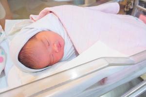 petite fille nouveau-née dormant dans une chambre d'hôpital photo