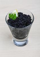 caviar noir sur fond de bois photo