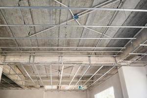 installer un cadre métallique pour plafond en plaques de plâtre dans une maison en construction photo