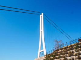 belle passerelle mishima avec ciel bleu au japon photo