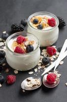 yaourt avec granola ou muesli photo