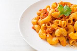 macaroni à la sauce tomate et émincé de porc photo